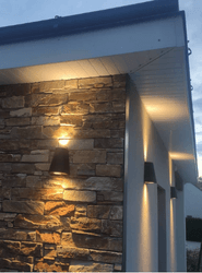 Installation de luminaires extérieurs dans une maison à Saumur