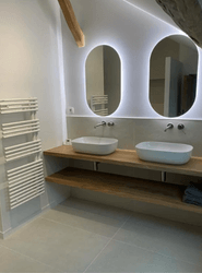 Pose de 2 miroirs rétro éclairés et d’un sèche serviette asymétrique à Saumur